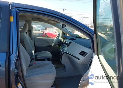 2014 Toyota Sienna Le V6 8 Passenger z USA, uszkodzony, nr VIN 5TDKK3DC8ES511145